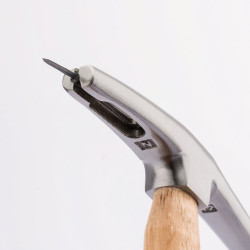 MARTEAU MAGNETIQUE DE TAPISSIER MANCHE BOIS HIKORY, 190 g/7 oz